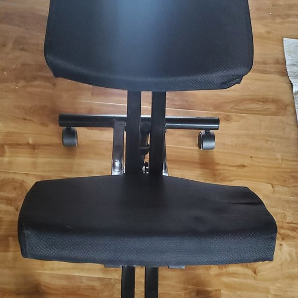 Ergonomic kneeling chair
